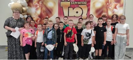 Тринадцатый день работы лагеря - в ТЮЗ.