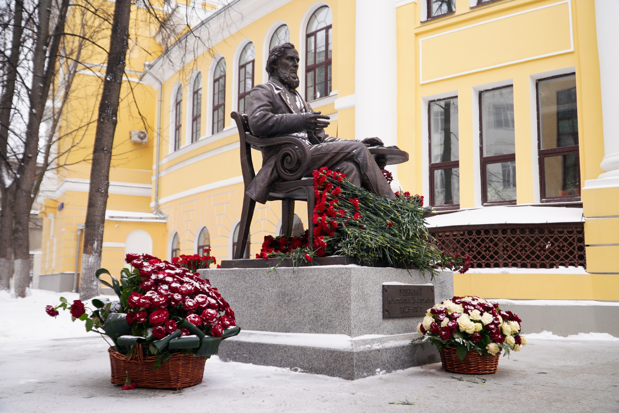 Памятник К.Д. Ушинскому установили возле здания МПГУ в честь 200-летия великого педагога.