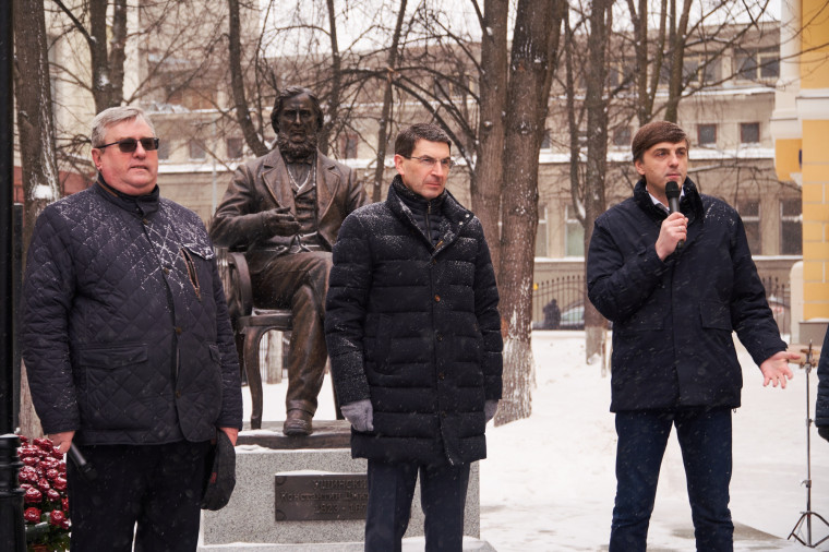 Памятник К.Д. Ушинскому установили возле здания МПГУ в честь 200-летия великого педагога.